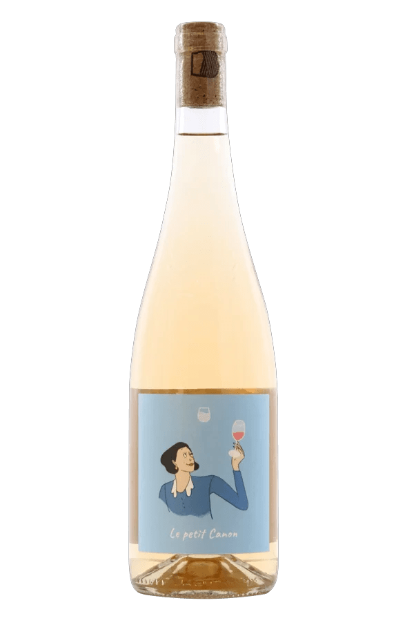 Bouteille de rosé transparente avec une femme sur l'étiquette tenant un verre de vin